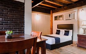 Capital O Hotel Villa Azura