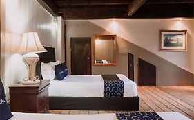Capital O Hotel Villa Azura